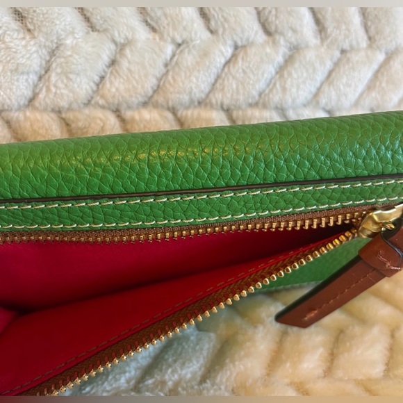 Dooney and Bourke continental clutch in Kelly green πππ - Picture 6 of 10